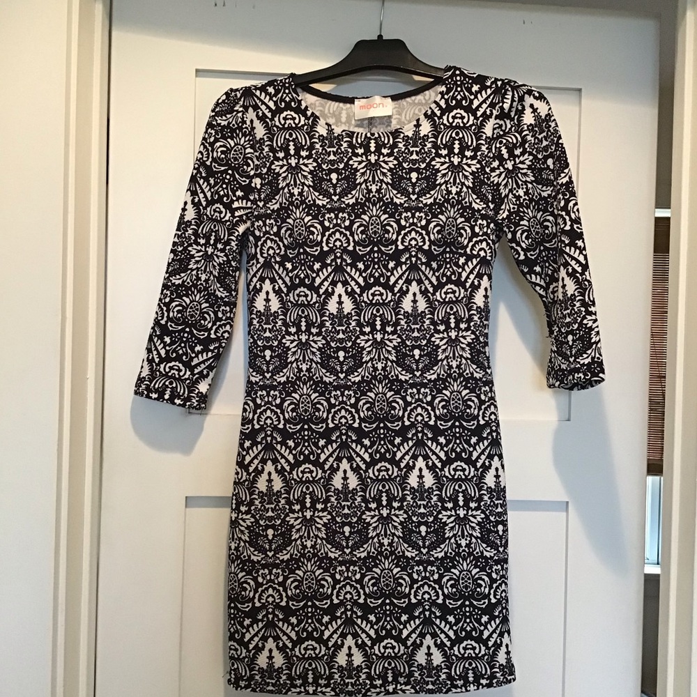 Navy and white print 3/4 sleeve bodycon dress